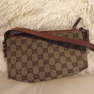Gucci logo and cognac leather pouchette