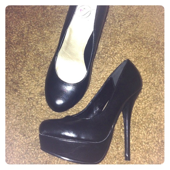 Size 5.5 never worn Delicious platform heels - Picture 1 of 2