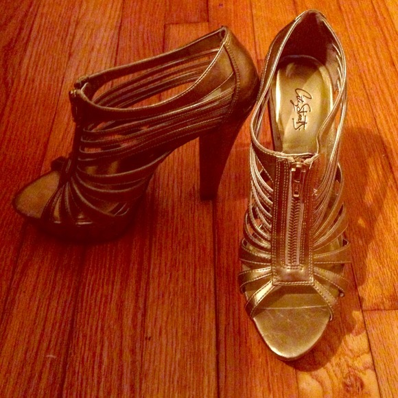 Gold pumps