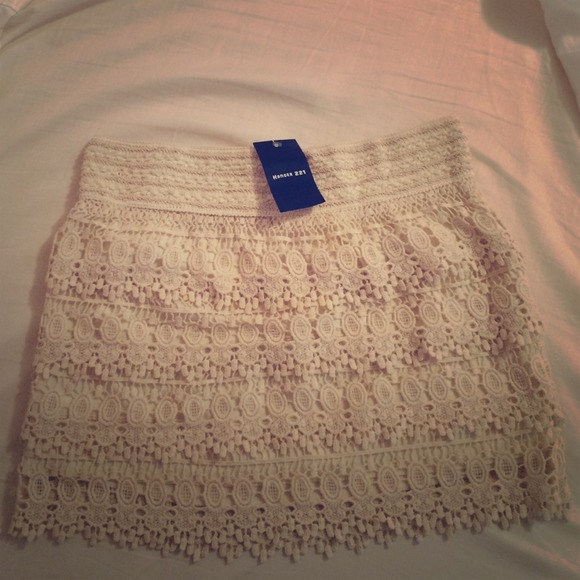 White lace skirt NWT - Picture 1 of 2