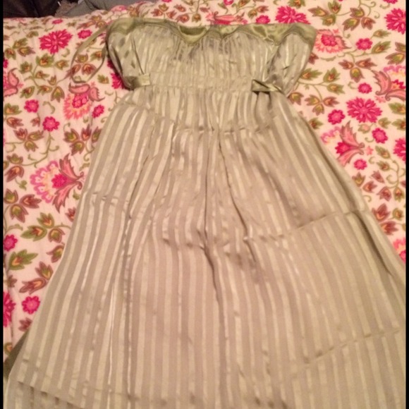 Light green BCBG knee length dress size 6