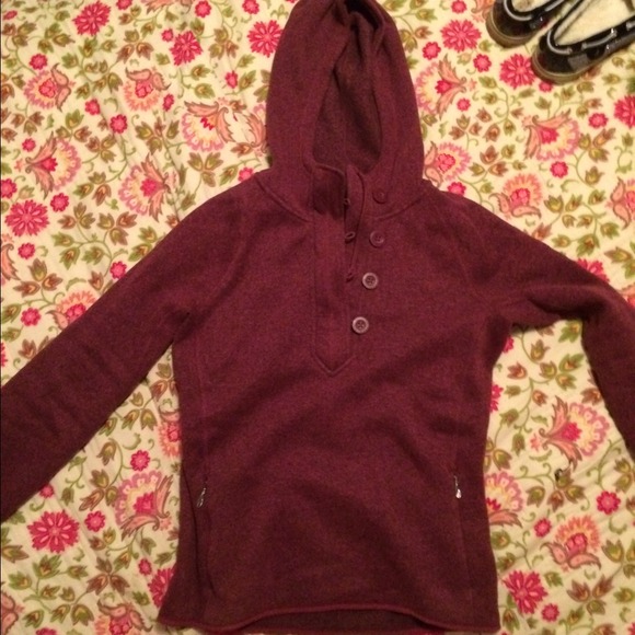 Red half button north face great condition