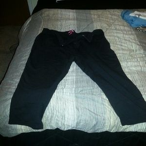 Black capris