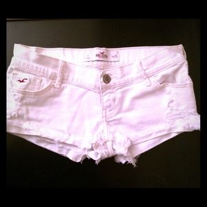 Hollister distressed white jean shorts 💚