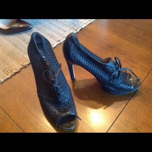 REDUCED *****VINCE CAMUTO PEEP TOE HEELS