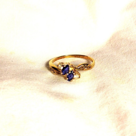 Very cute small gold ring