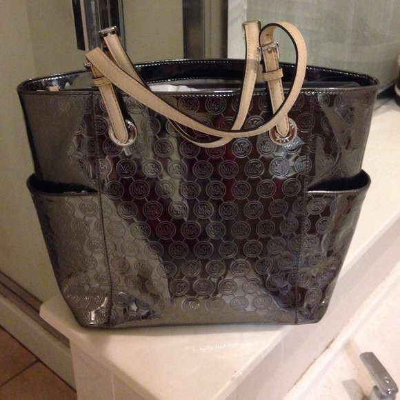 100% authentic mk purse :)