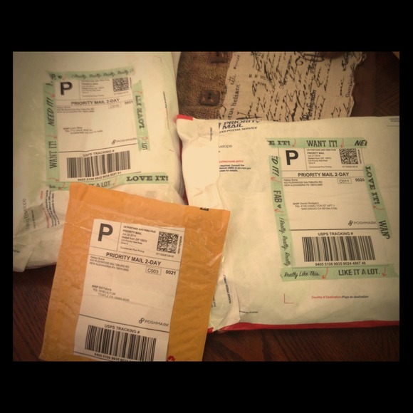 Shipments on their way to new owners!! 😃👜👝
