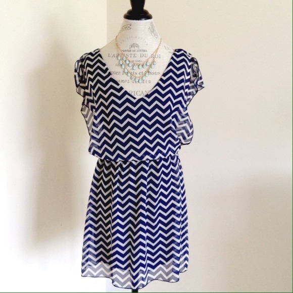 Dresses & Skirts - NWOT! Amazing blue/white chevron dress!😍