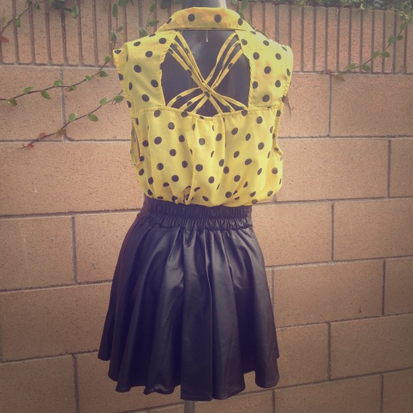 Black leatherette skater skirt - Picture 2 of 4