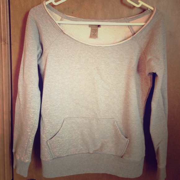 Off the shoulder pocket sweatshirt