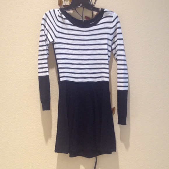 Long sleeve striped pleated dress