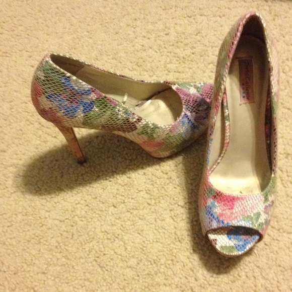 Peep toe heel with floral design, size 8 - Picture 1 of 3