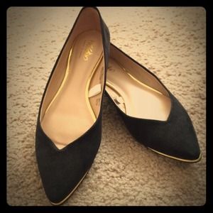 Size 5.5 Black flats with gold trim!