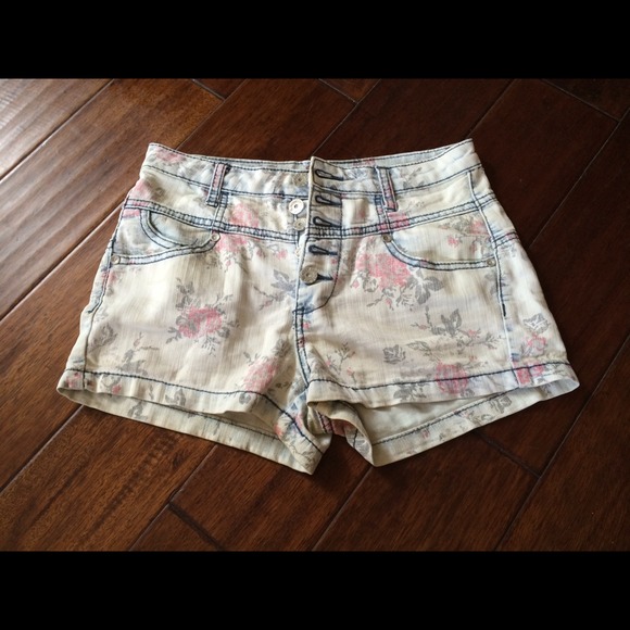 *SOLD* High waisted floral shorts