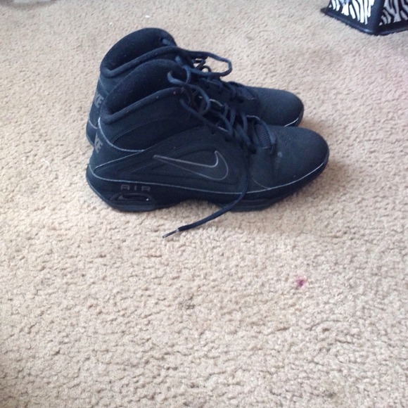 Basketball shoes