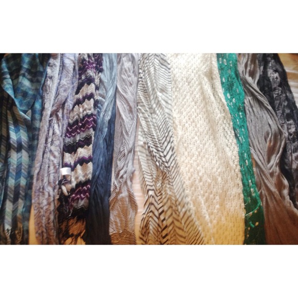 PLENTY O SCARVES 🎈