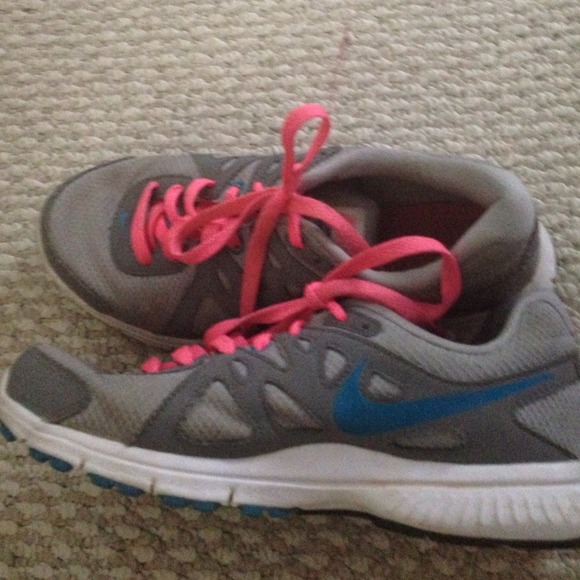 Tennis shoes