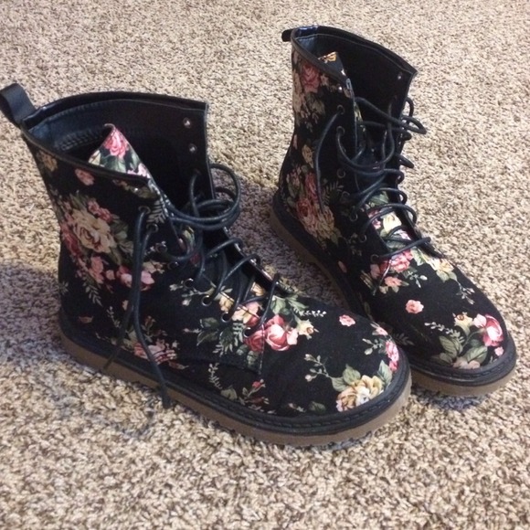 NWOT Floral print lace up boots!