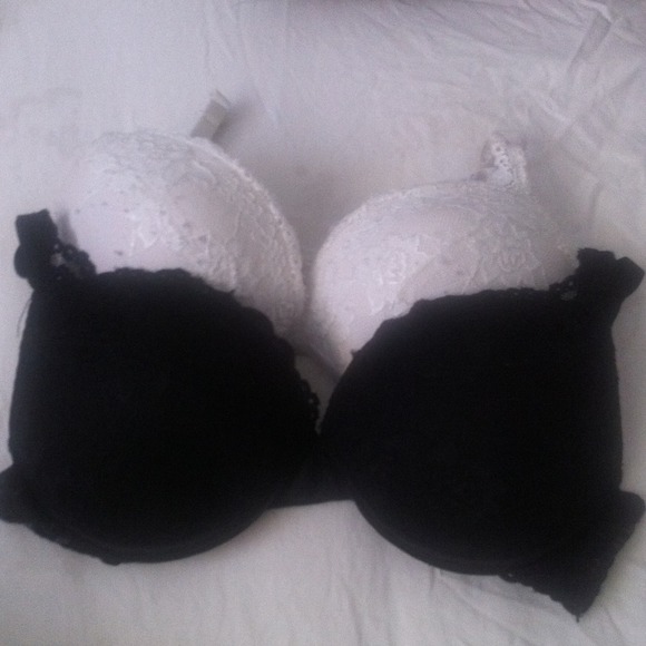 Bundle 2 x 32c bras and VS baby doll