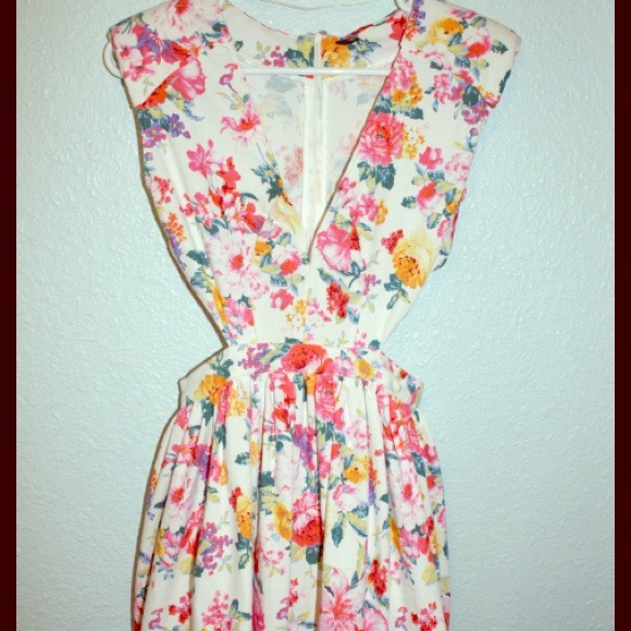 WINDSOR FLORAL CUT OUT DRESS🌸🌺🌷