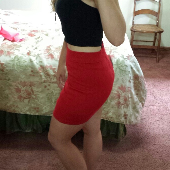 Red tight mini skirt - Picture 2 of 3