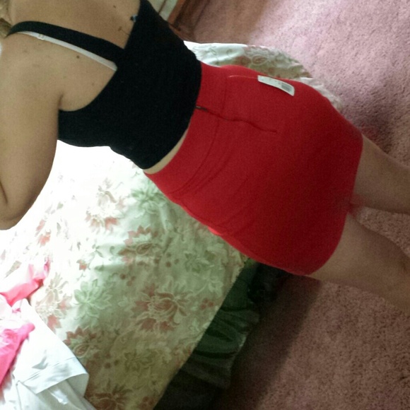 Red tight mini skirt - Picture 3 of 3