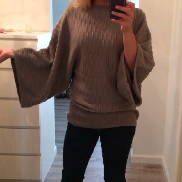 BCBGMaxAzria Sweaters - ❄️BCBG grey sweater
