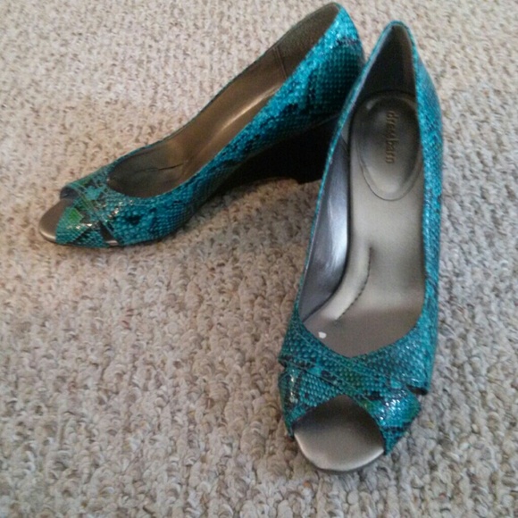 Wedged Peep Toe Shoes