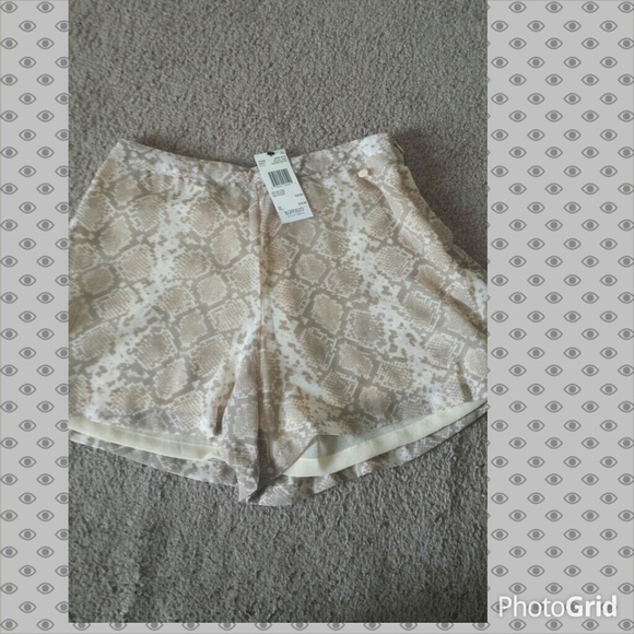 💖 HP 9/3/14 💖Vintage neutral snake print shorts - Picture 3 of 3