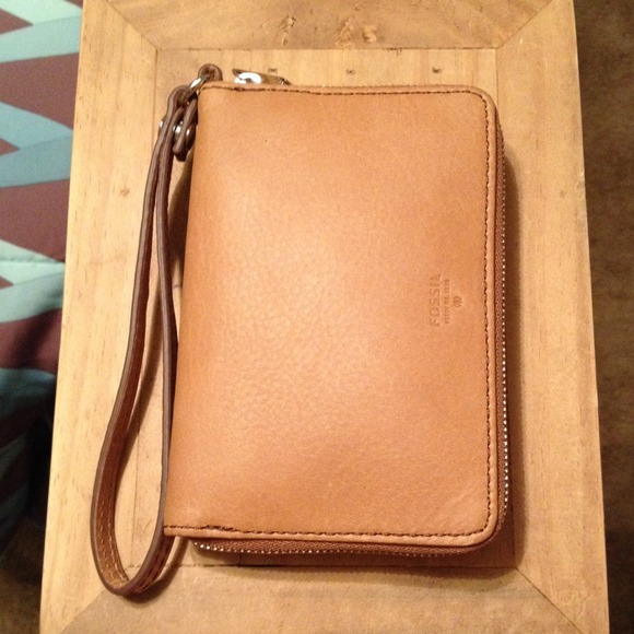 Fossil wristlet