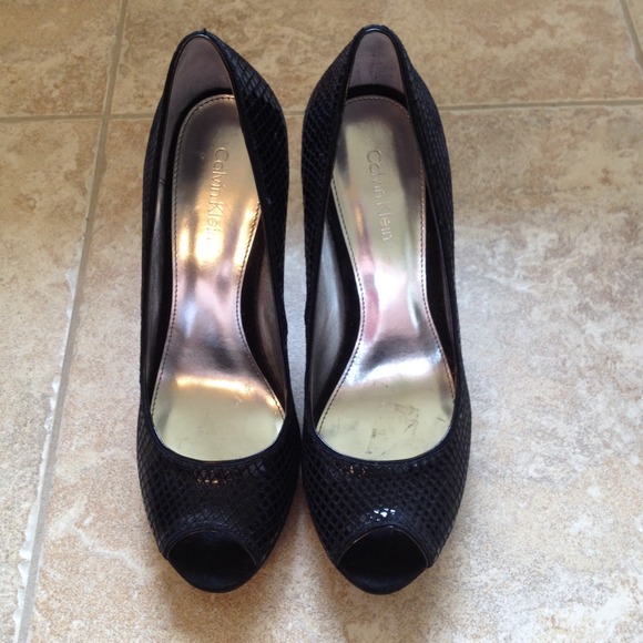 Classy, Black Faux Snakeskin Peep Toe! - Picture 2 of 3