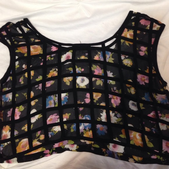 LF/Millau ⭐️ Cropped Caged Flower Top - Picture 2 of 5