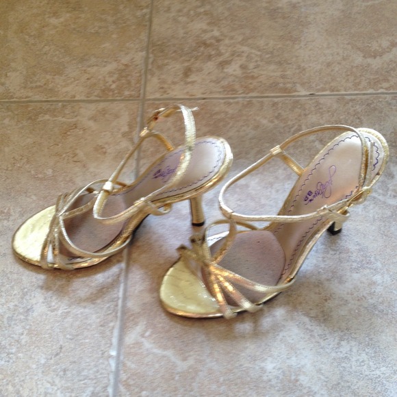 Textured Gold Strappy Heel/Sandal - Picture 3 of 3