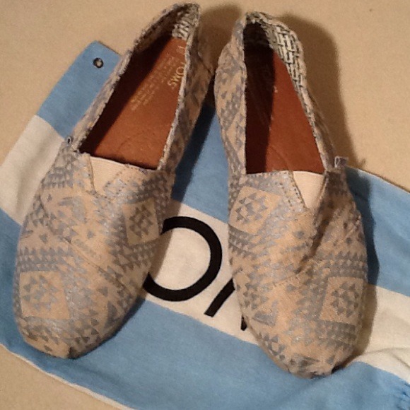 TOMS Shoes - SOLD!!! TOMS Canvass Flats W/Duster