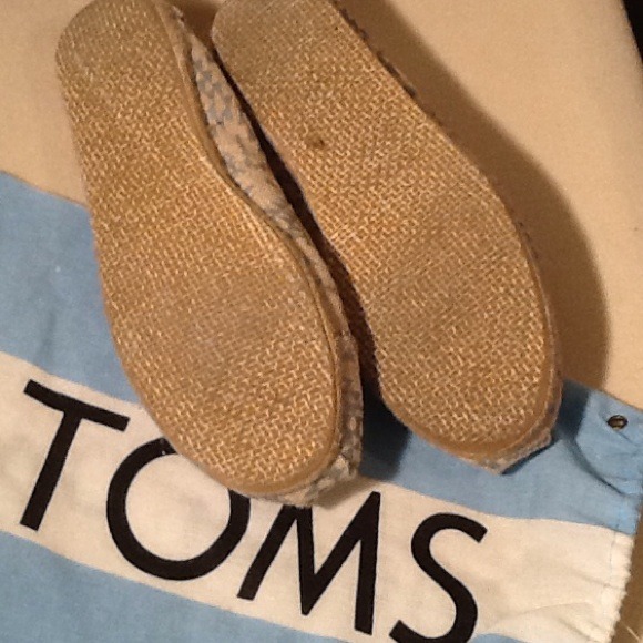 SOLD!!! TOMS Canvass Flats W/Duster - Picture 3 of 4
