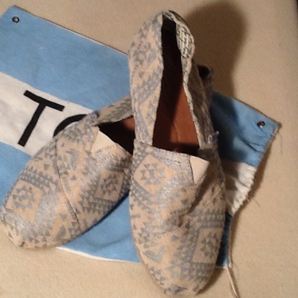 SOLD!!! TOMS Canvass Flats W/Duster - Picture 4 of 4