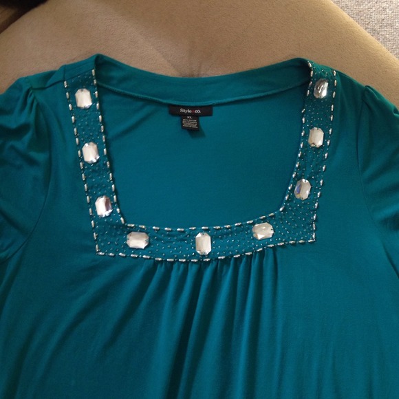 Women's XL jewel embellished top. Very comfy