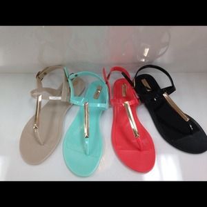 Summer flats ✨HOLD FOR @courtneyms ✨