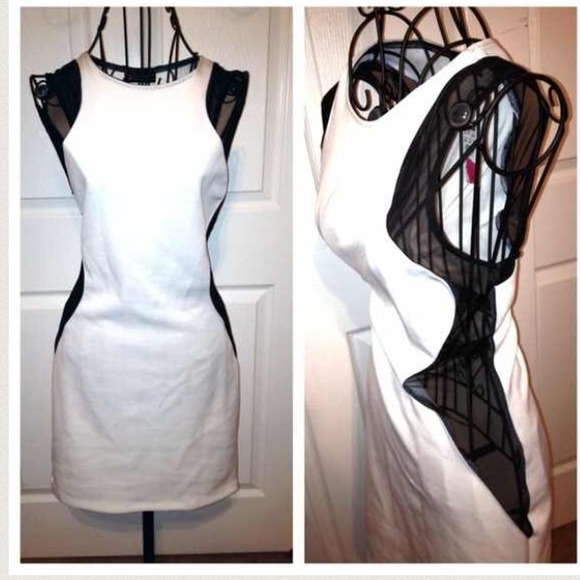⬇️👗Creme with black sleeveless mesh dress👗
