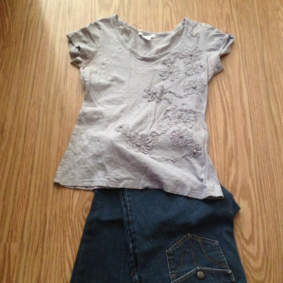 Grey top with flowers - Picture 1 of 3