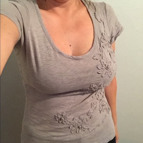 Grey top with flowers - Picture 3 of 3