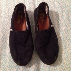 Plain black toms