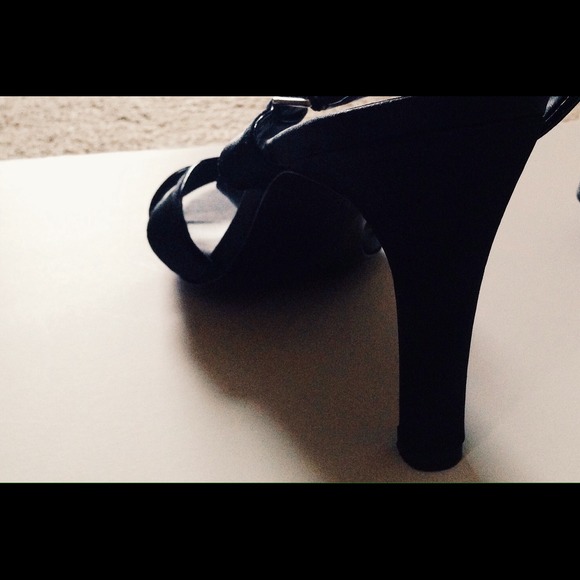 Elegant Black Slingback Sandals - Picture 3 of 3