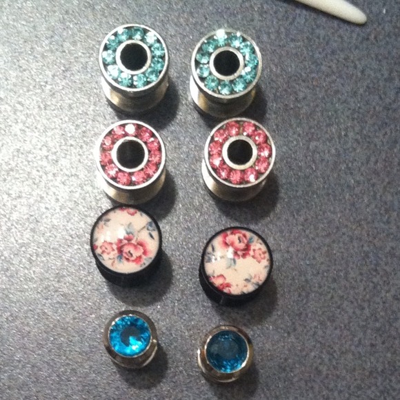 Size 4 crystal gauges (all but pink crystal avail)