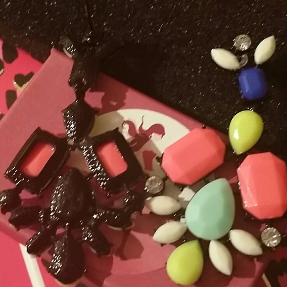 👑🎀 Sold On Bundle Neon Drop Earings🎀👑 - Picture 4 of 4