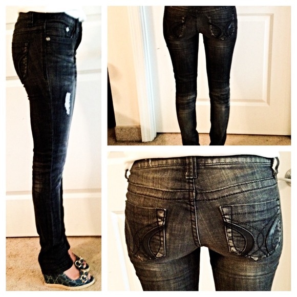 Cool & slightly distressed skinny jeans! 😎