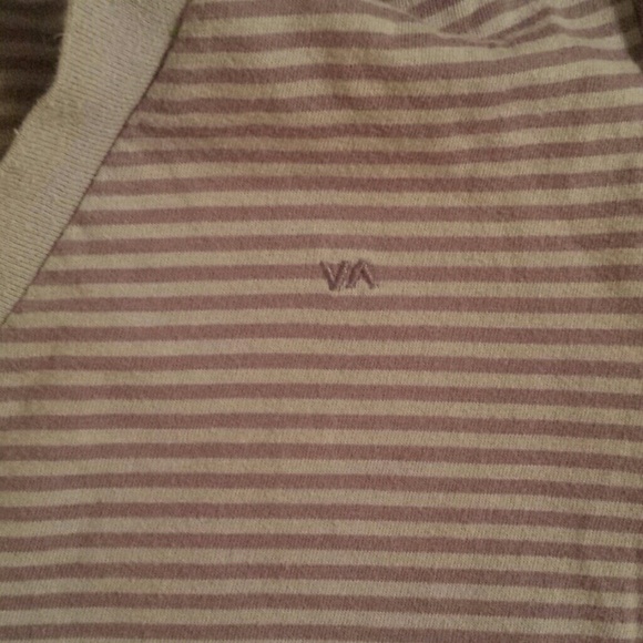 SOLD ๐ RVCA T-shirt - Picture 3 of 4