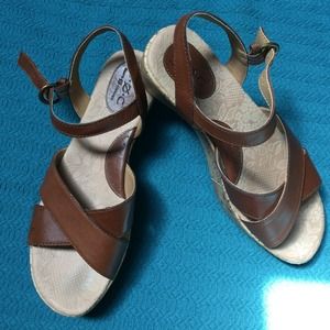 ⬇️REDUCED⬇️ Born leather wedge sandals