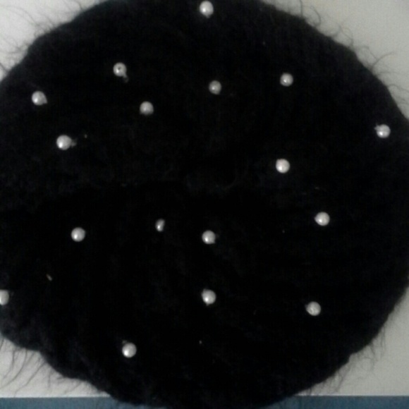A pearl virgin wool hat